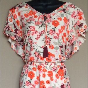 Beautiful short sleeve dress with cute accent